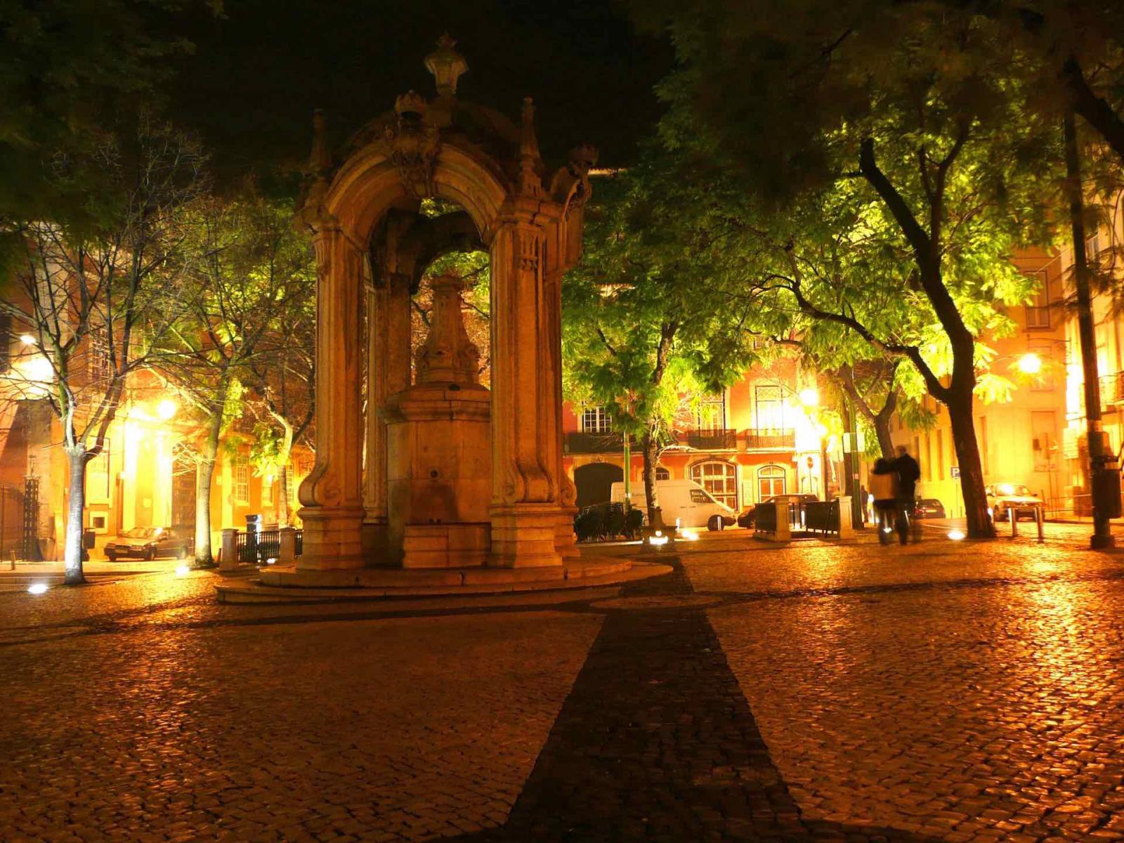 Fontaine Chafariz do Carmo de nuit