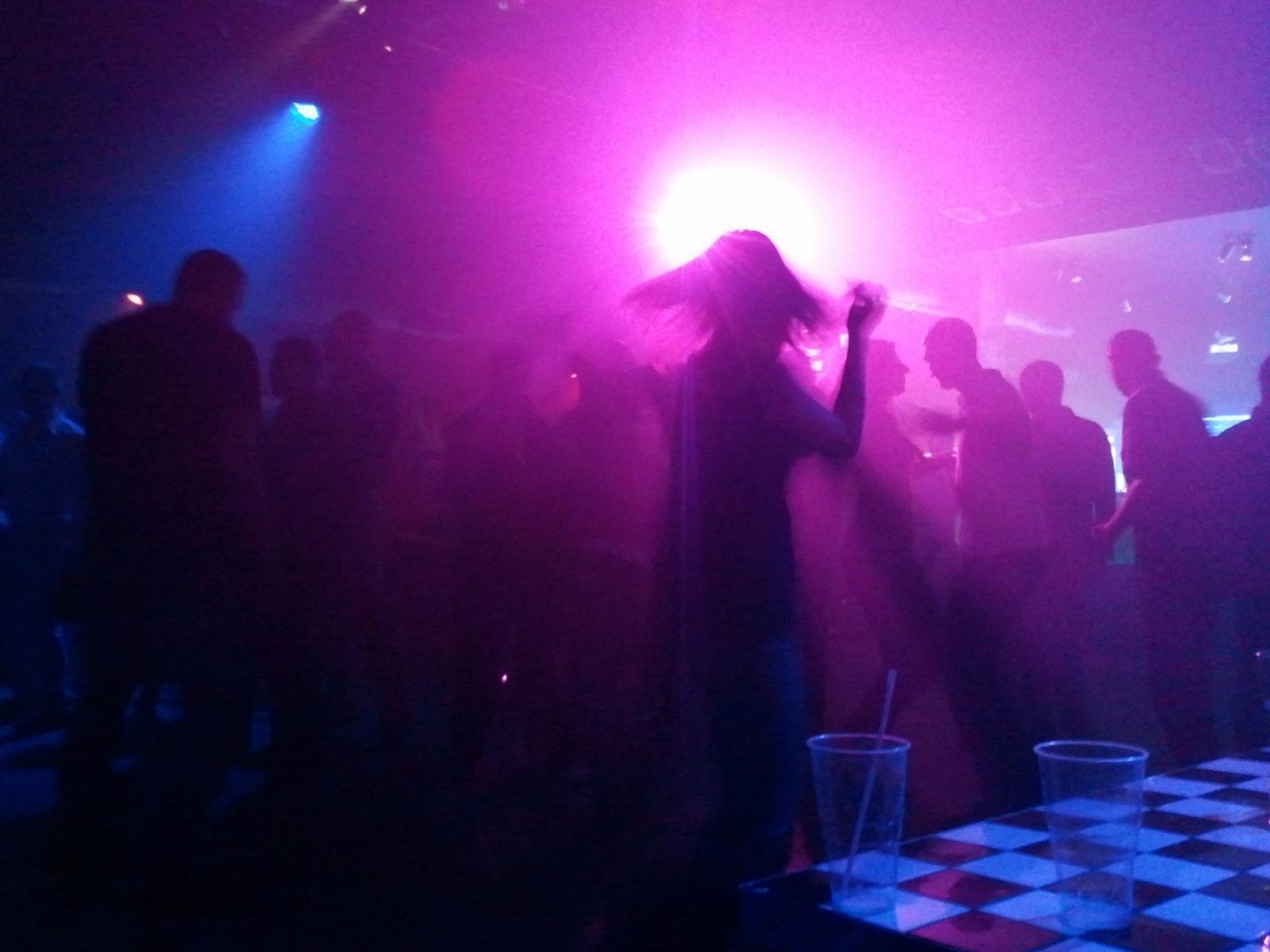 Danser jusqu'au bout de la nuit en club à Lisbonne
